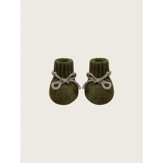 Olive grüne gestrickte Babybooties mit hellbraunen Schnürsenkeln aus Wool Booties Forest