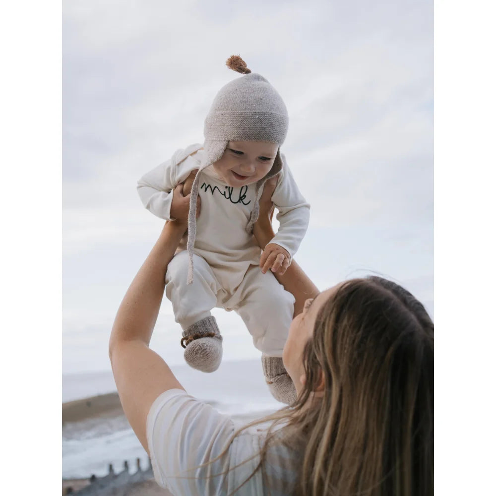 Eltern hebt Baby in die Luft, perfekt für Wool Booties Oatmeal Produktfoto