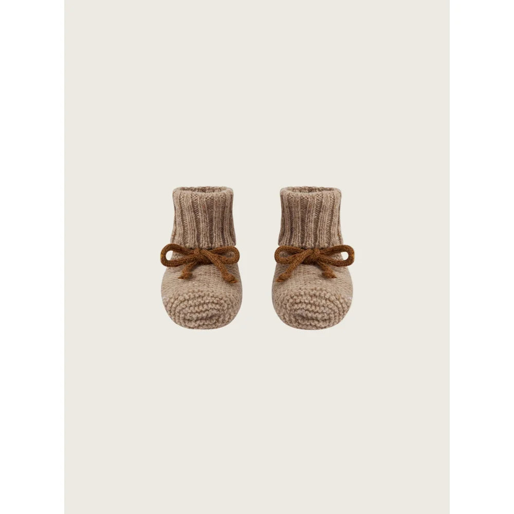 Zwei Paar braune gestrickte Babybooties mit Schleifen für Wool Booties Oatmeal