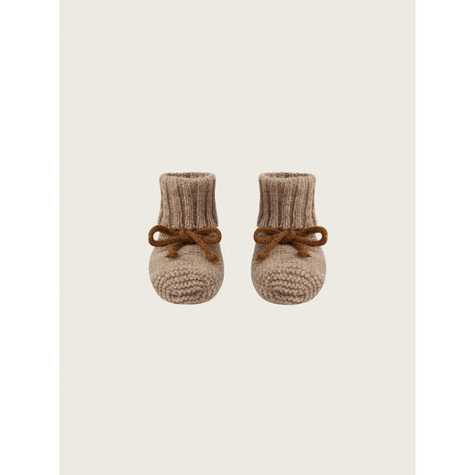 Zwei Paar braune gestrickte Babybooties mit Schleifen für Wool Booties Oatmeal