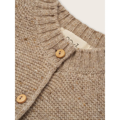 Heller brauner Strickcardigan mit Holzknöpfen aus Oatmeal Wool Produkt