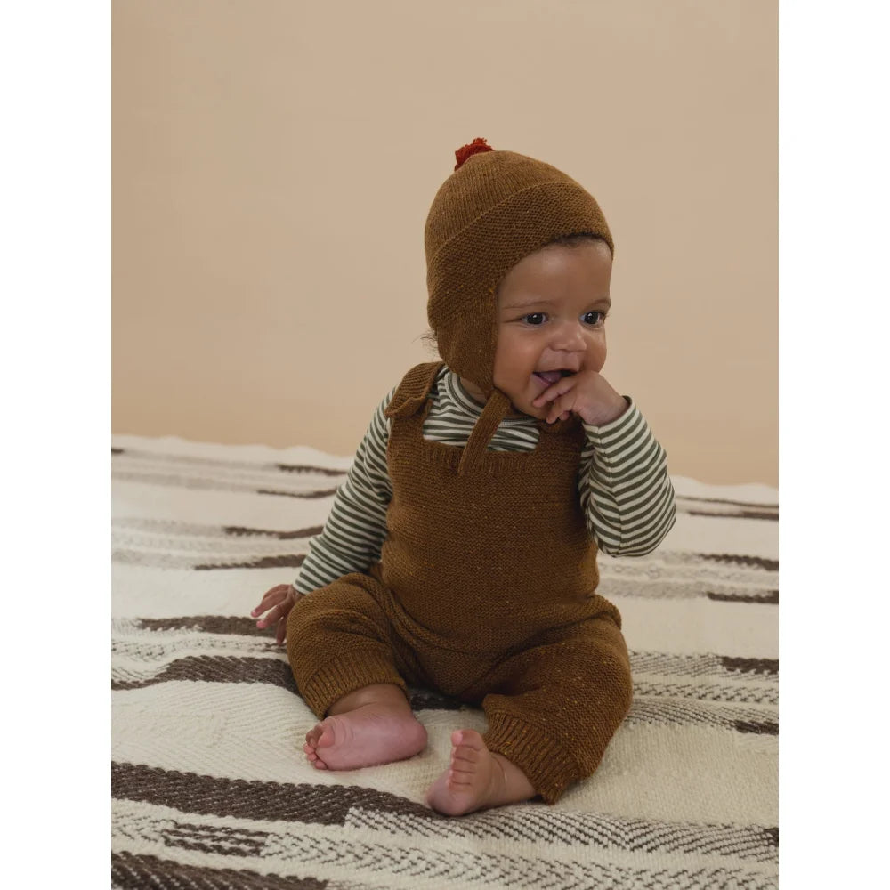 Niedliches Baby in Chestnut Wool Salopette mit Mütze und gestreiftem Hemd