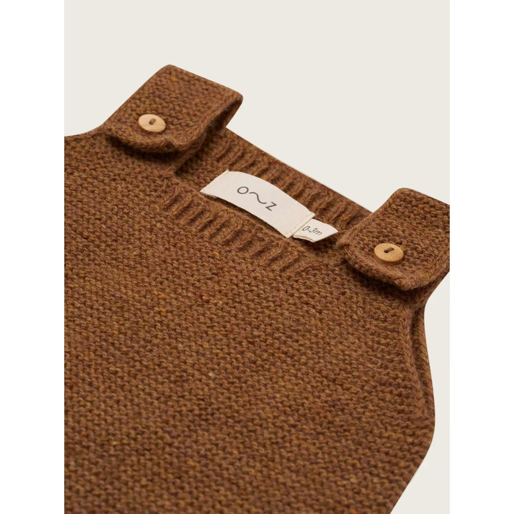 Brauner gestrickter Baby-Overall mit Schulterknöpfen, Wool Salopette Chestnut