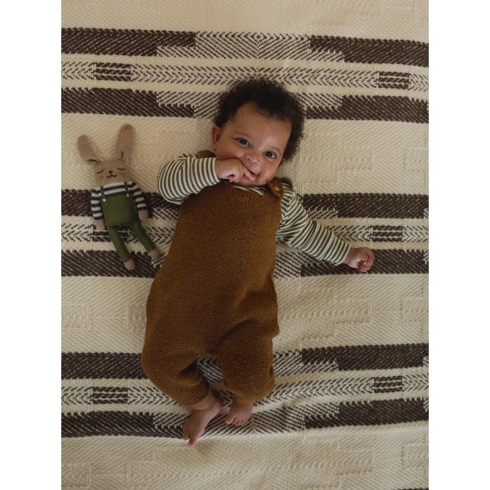 Süßer Baby in brauner Stricksalopette und gestreiftem Hemd, Wool Salopette Chestnut