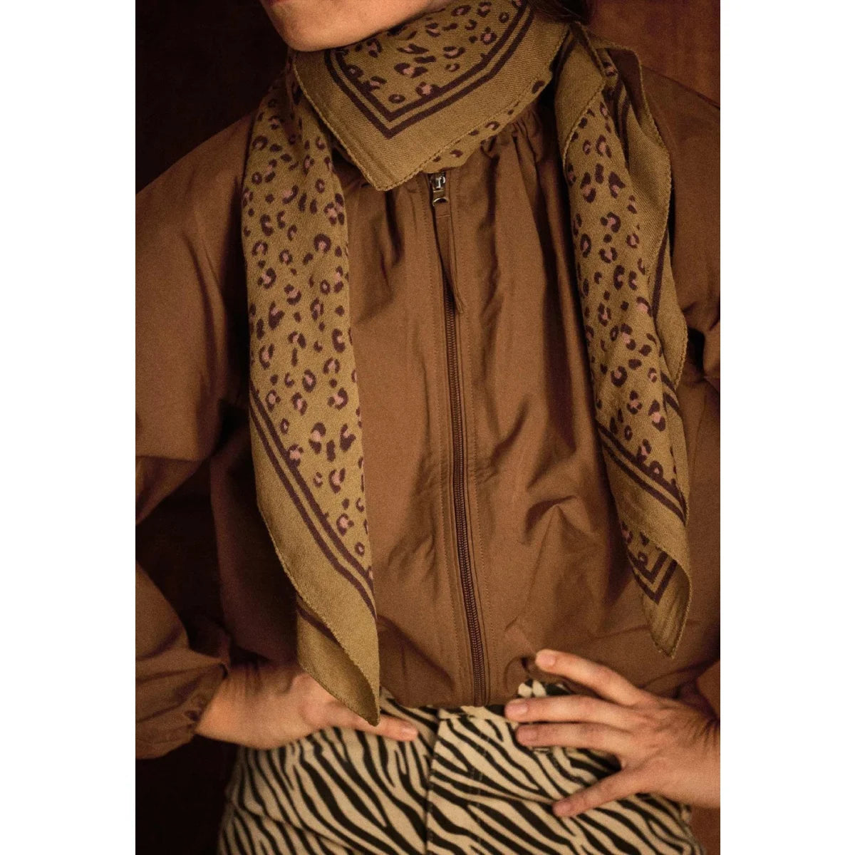 Gabrielle Paris Wool Scarf Leopard Ambre in Ocker mit Leopardenflecken als Halstuch getragen