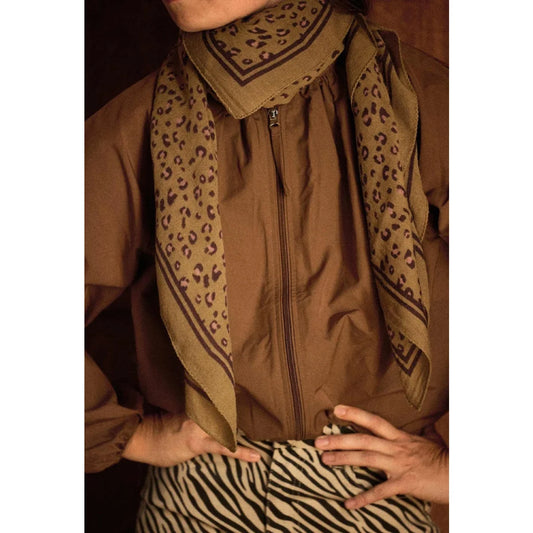 Gabrielle Paris Wool Scarf Leopard Ambre in Ocker mit Leopardenflecken als Halstuch getragen