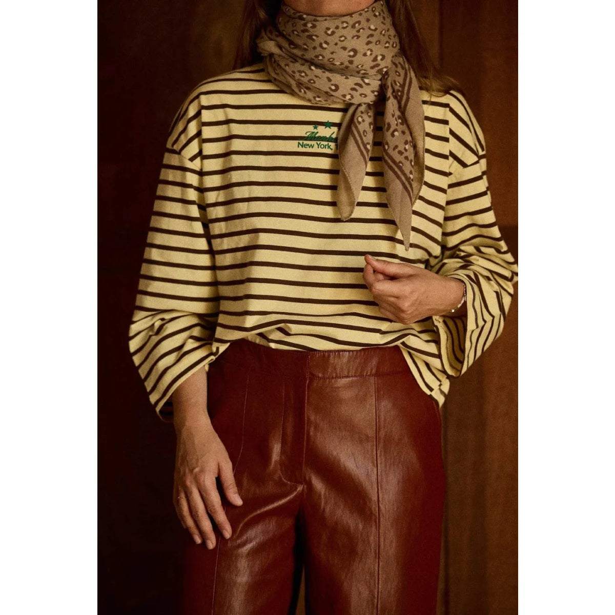 Gabrielle Paris Wool Scarf Leopard Beige als Halstuch zum gestreiften Pullover getragen
