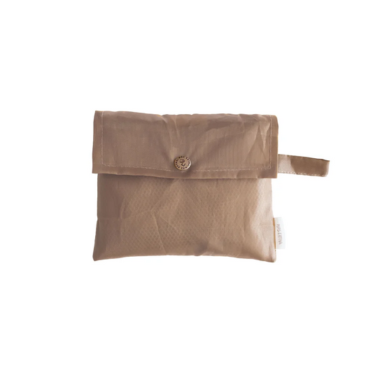 Beige Leder-Clutch mit Klappe und Knopf bei XL Beach Bag Meshies in Taupe