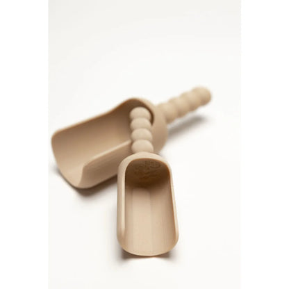 Zwei hellbraune Plastikschaufeln mit Perlengriffen für XL-Spielschäufelchen