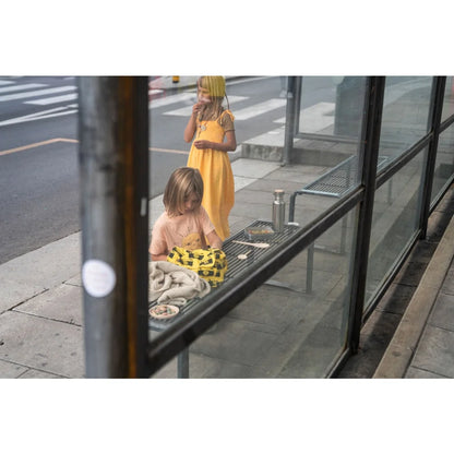 Gelbes Yummy-Kleid mit goldener Halsborte und kurzen Ärmeln