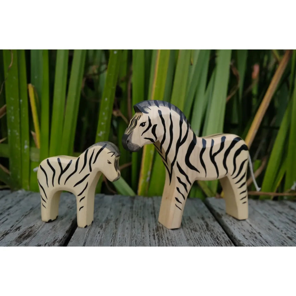 Zwei Holz-Zebrafiguren, Erwachsener und Fohlen, mit schwarzen Streifen und grauen Mähnen