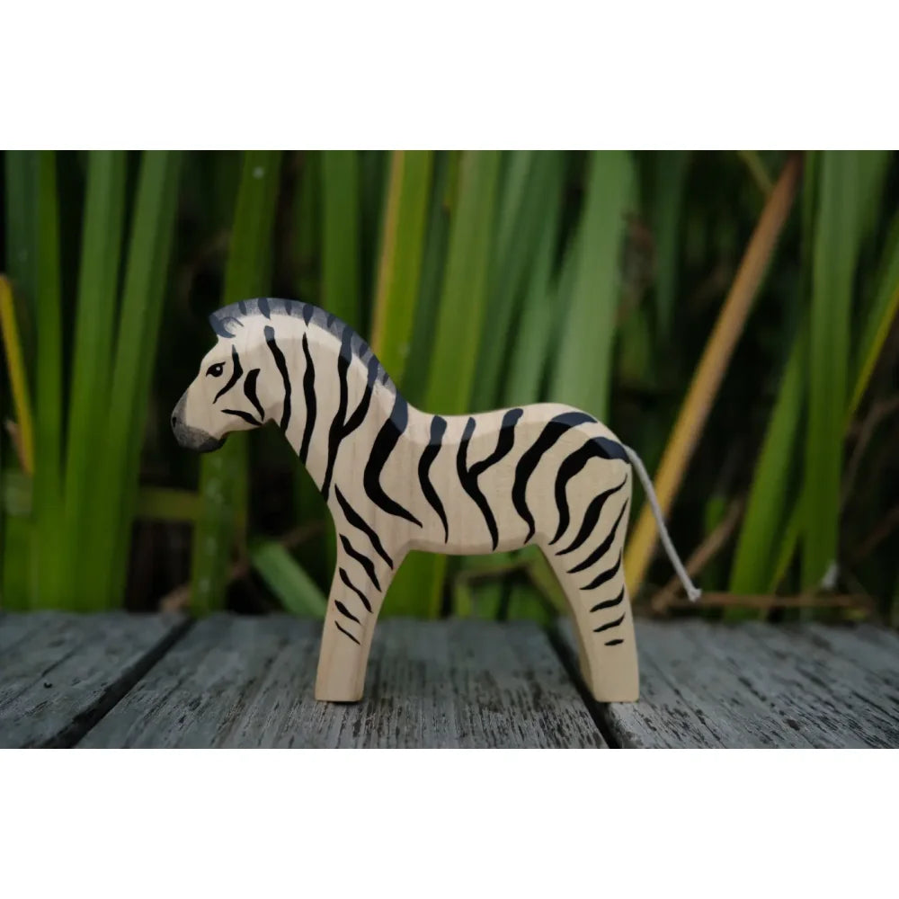 Holz-Zebratoy mit schwarzen und weißen Streifen als Produkt namens Zebra