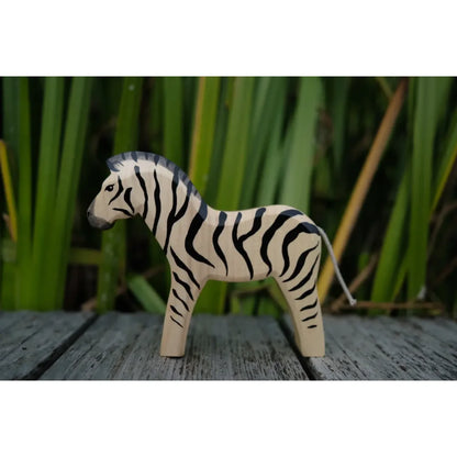 Holz-Zebratoy mit schwarzen und weißen Streifen als Produkt namens Zebra