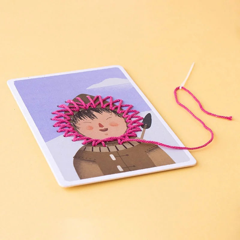 Zig Zag Karte mit Cartoon-Figur und pinkem Garn um Kopf auf lila Himmel