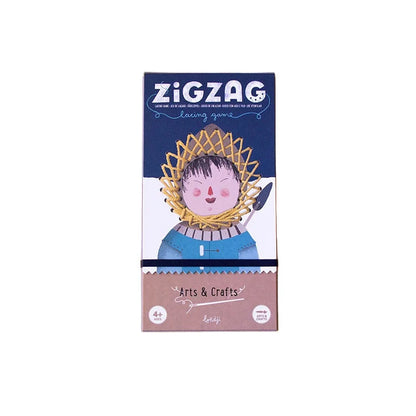 Zig Zag Spiel mit Cartoon-Figur in goldener Kopfschmuck und blauem Outfit in navy-rosa Box